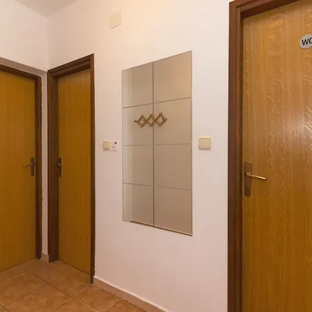 Seni Apartment Pirovac